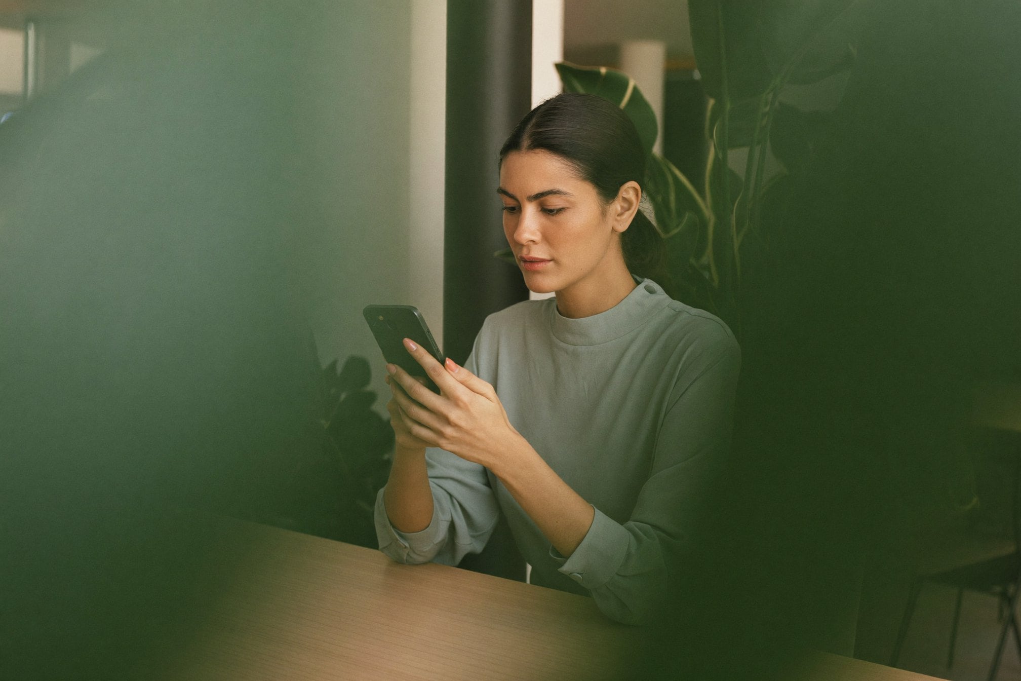 Una candidata contesta su evaluación en el celular.